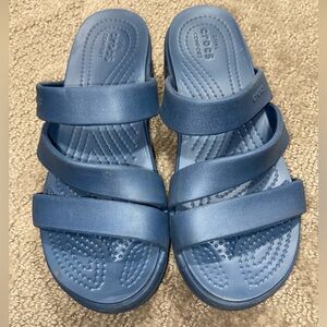 EUC Crocs platform sandals in Navy Women’s size 7